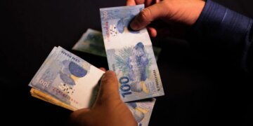 Governo propõe salário mínimo de R$ 1.717 em 2027