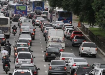 Gasolina e alimentos pressionam, e prévia da inflação sobe para 0,89%