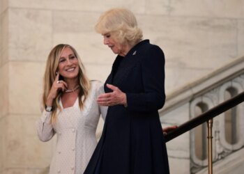 Rainha Camilla domina Nova York acompanhada de Sarah Jessica Parker