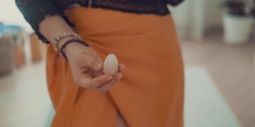 Yoni egg: ovo vaginal traz benefícios para a saúde íntima?