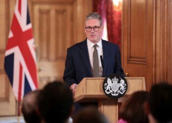 Aumenta a pressão sobre premiê britânico para que renuncie