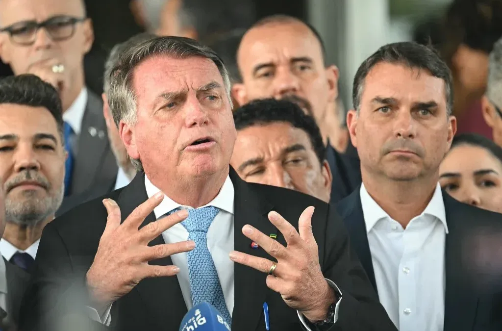 Lindbergh pede inclusão de Flávio e Jair Bolsonaro em inquérito que investiga Eduardo por coação nos EUA