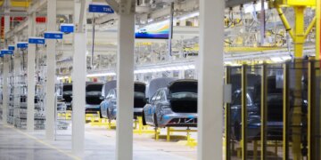 China exporta mais veículos elétricos do que carros tradicionais pela primeira vez