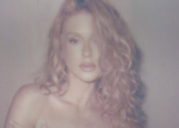 Marina Ruy Barbosa abre álbum de fotos e posa de topless