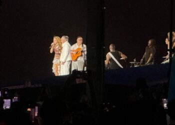 Shakira sobe ao palco em Copacabana com Maria Bethânia em ensaio