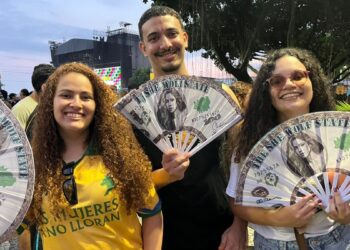Copacabana vira carnaval fora de época com fãs de todo o Brasil