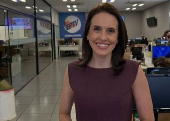 Apresentadora erra nome de noivo ao vivo que reage: ‘Não pode’