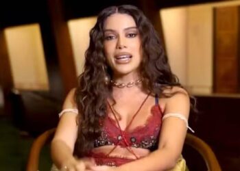 Anitta diz que está solteira e revela interesse por mulheres