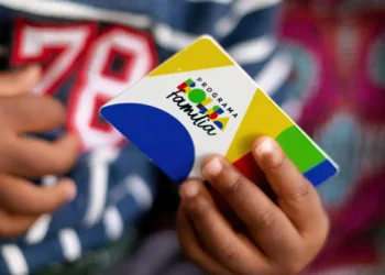 Mais brasileiros tiveram rendimento de trabalho em 2025; Bolsa Família caiu, diz IBGE