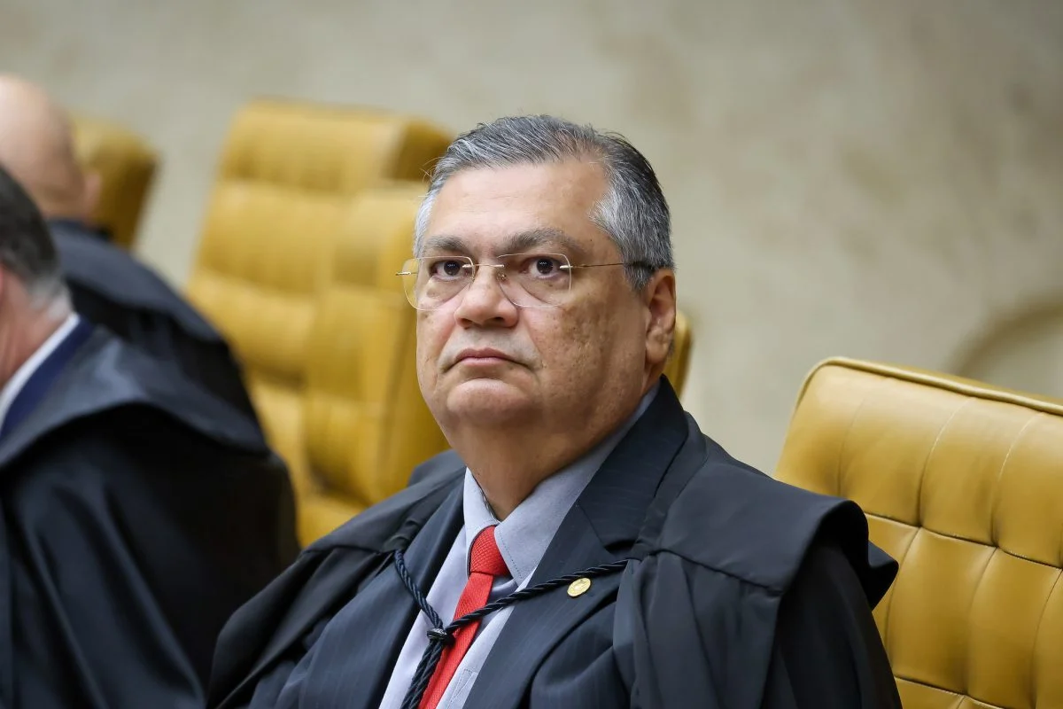 Dino diz ter sido alvo de ataque e pede ‘educação cívica’ a companhias aéreas