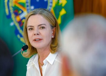 Governo não pode disputar eleições com ‘inimigo dentro de casa’, diz Gleisi