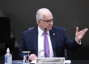 Fachin defende que Judiciário se afaste da política