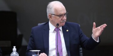 Fachin defende que Judiciário se afaste da política