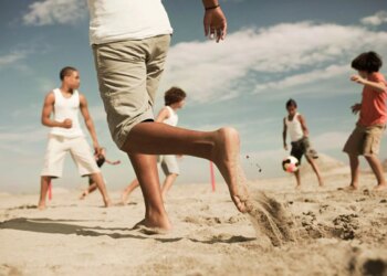 Treinar descalço na musculação funciona? Veja vantagens e riscos