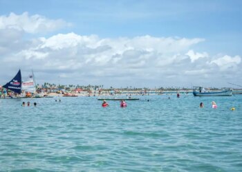 6 praias com águas quentinhas para curtir no Brasil