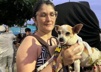 Fã leva cachorrinha “Rita Lee” para tentar VIP em Copacabana