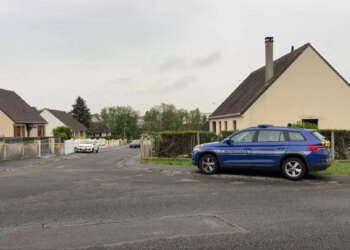 Assassinato de adolescente a caminho da escola deixa cidade francesa em estado de choque