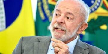 Lula critica Bolsonaro por atuação na pandemia e sanciona lei em memória às vítimas da Covid-19