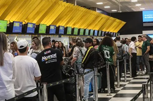 Setor de serviços recua 1,2% em março, diz IBGE, bem pior do que o esperado