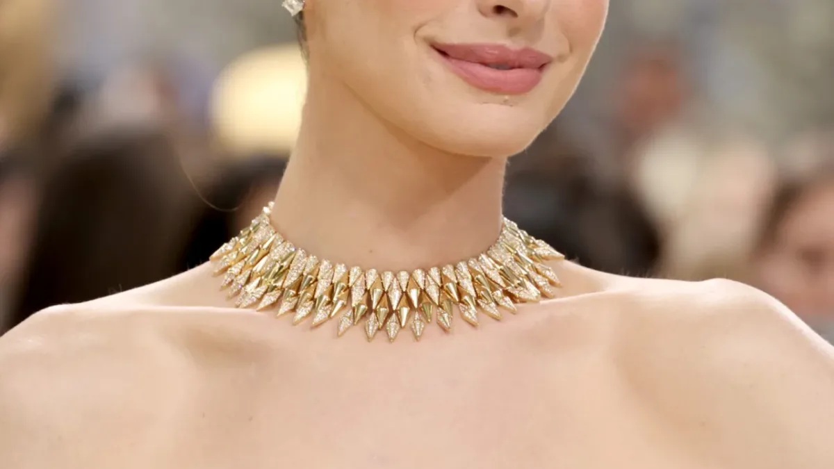 Anne Hathaway responde a rumores sobre cirurgia estética e comenta possibilidade de procedimentos futuros