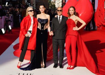Anne Hathaway revela bastidores de "O Diabo Veste Prada" e brinca sobre atrizes que quase viveram Andy Sachs