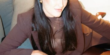 Bia Bonemer aposta em look all brown em novos cliques