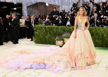 Blake Lively cruza o tapete vermelho do Met Gala 2026 com vestido quilométrico