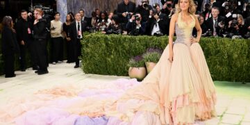 Blake Lively cruza o tapete vermelho do Met Gala 2026 com vestido quilométrico