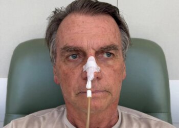 Boletim médico de Bolsonaro diz que cirurgia ocorreu sem intercorrências