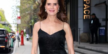 Brooke Shields desafia padrões de beleza e exalta menopausa: "Não precisamos nos diminuir"