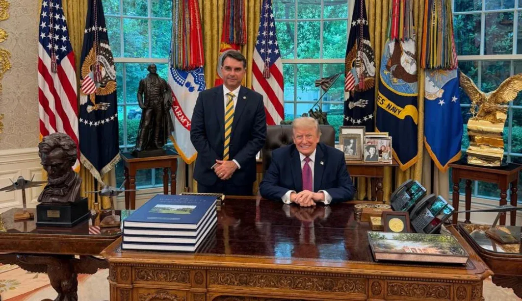 Flávio Bolsonaro visita Casa Branca e diz que pediu a Trump para classificar PCC e CV como terroristas