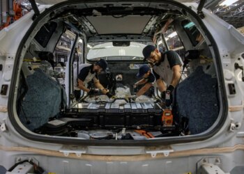 Indústria do Brasil cresce em abril com demanda externa mesmo com guerra, mostra PMI