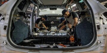 Indústria do Brasil cresce em abril com demanda externa mesmo com guerra, mostra PMI