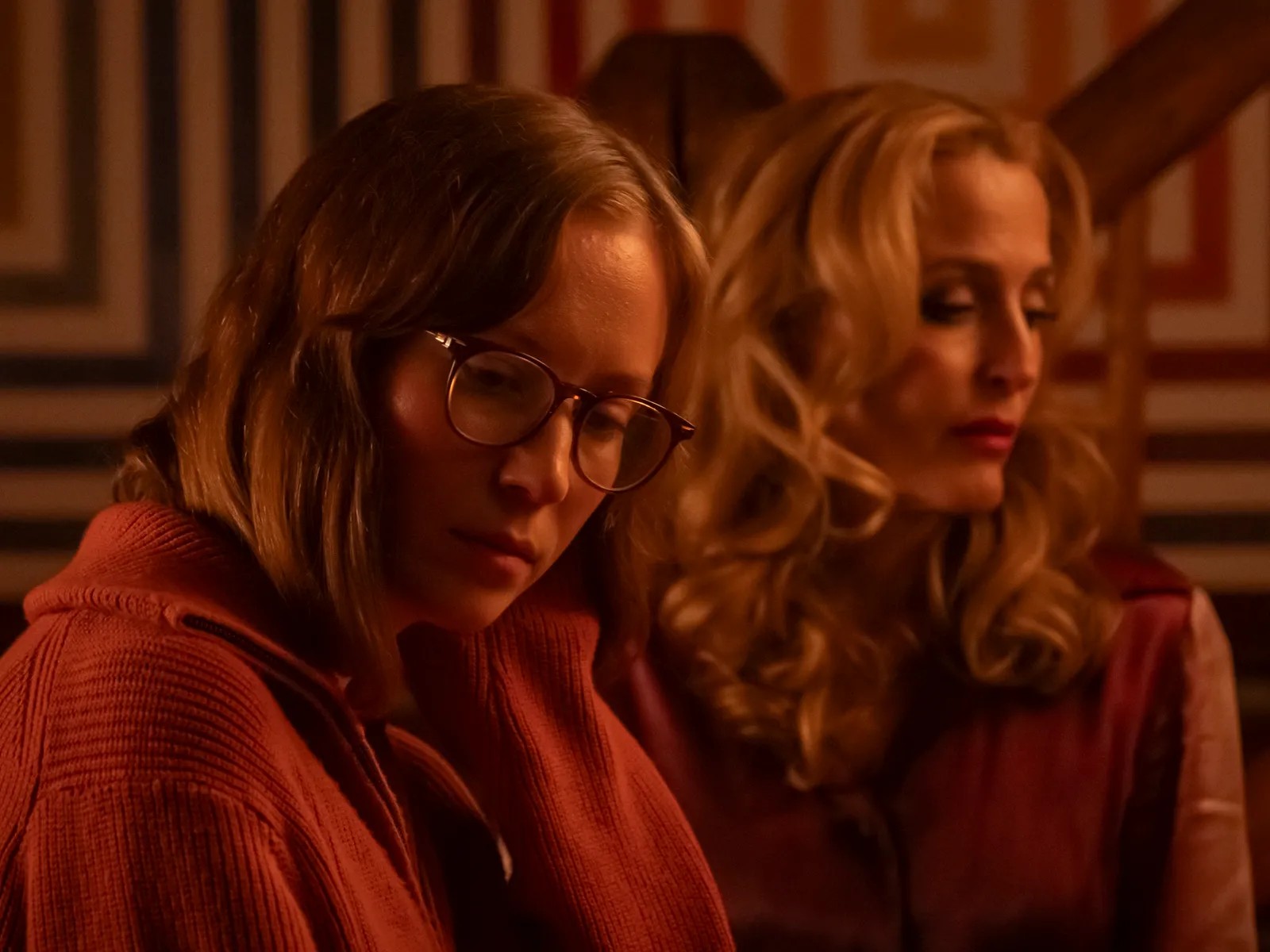 Cannes 2026: Gillian Anderson e Hannah Einbinder se apaixonam neste filme alucinante