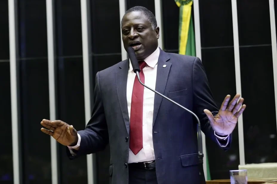 Aliado de Flávio Bolsonaro aciona STF e TSE após reportagem do ‘Intercept’