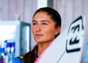 Conheça Luana Silva, a surfista que lidera o ranking mundial e sonha com título para o Brasil