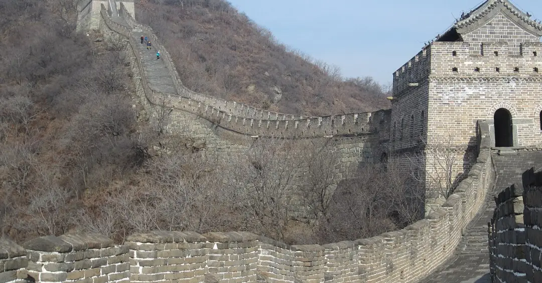Conheça a forma mais divertida de “descer” da Muralha da China