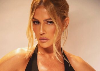Deborah Secco posta treino, mas é barriga trincada que chama atenção