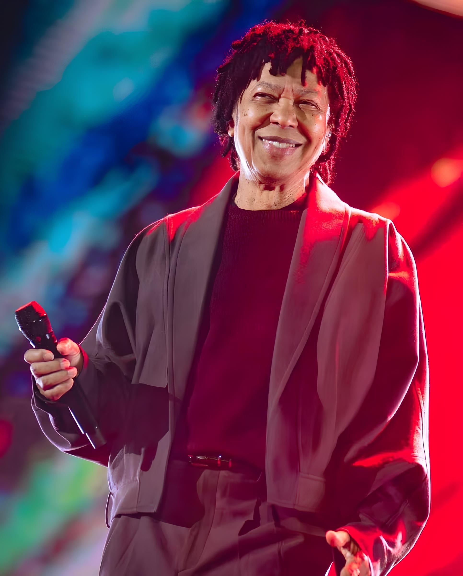 Djavan celebra 50 anos de carreira com figurino exclusivo de grife