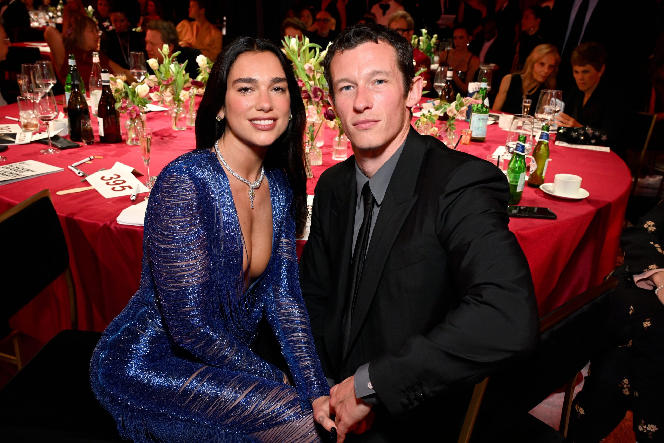 Dua Lipa e Callum Turner se casam em cerimônia íntima em Londres