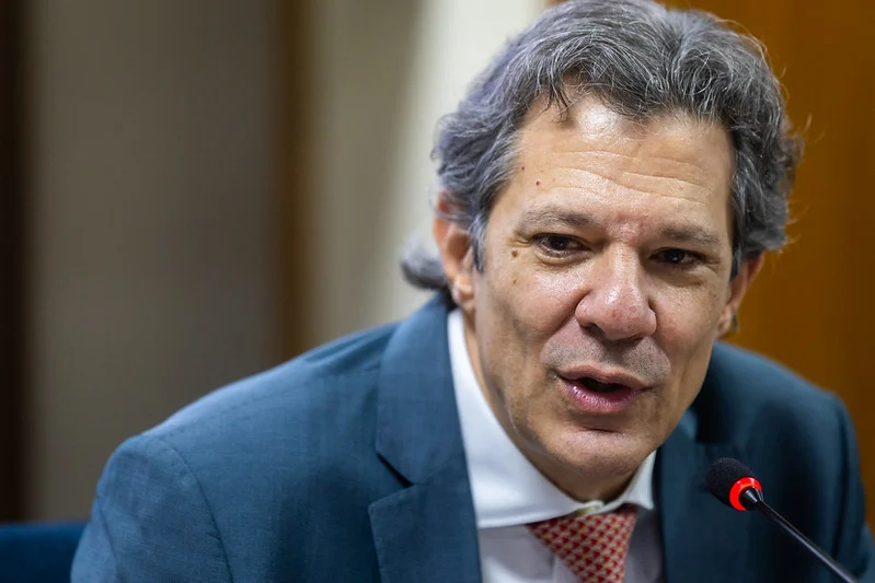 ‘São uma coisa só’, diz Haddad sobre relação entre família Bolsonaro e Master