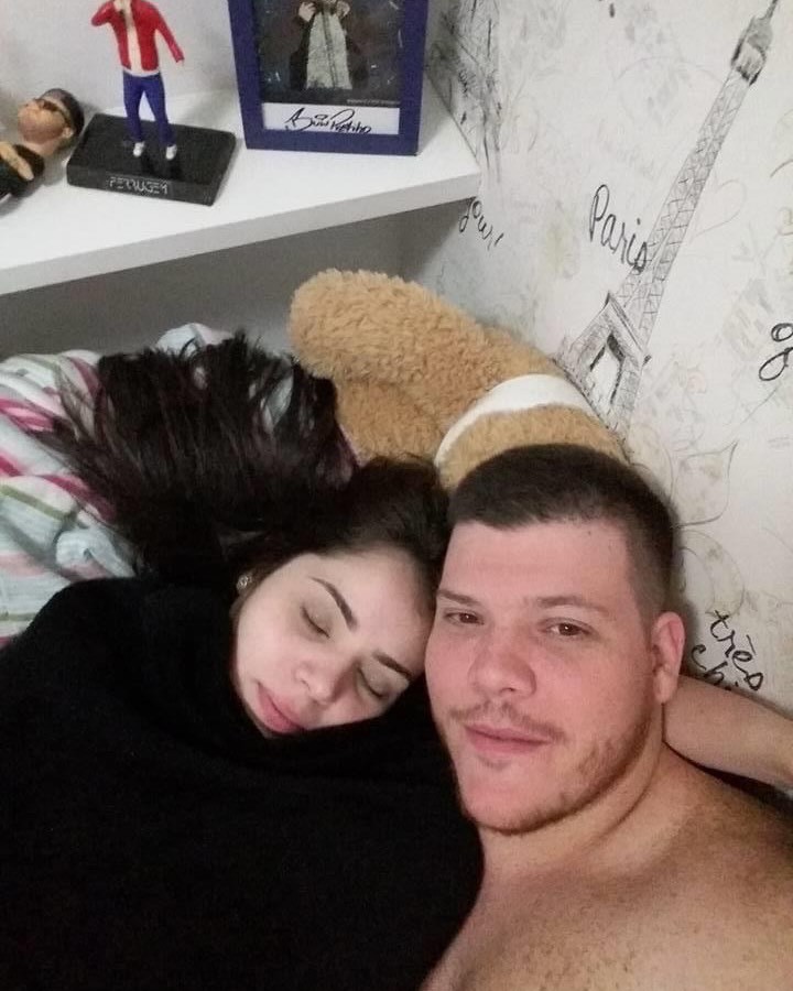 Ferrugem celebra 9 anos com Thaís Vasconcellos e resgata fotos raras do início do romance: "Cara mais apaixonado"