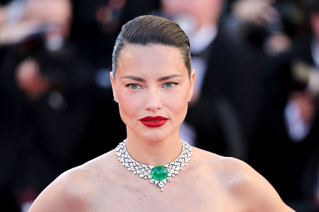 Festival de Cannes: Adriana Lima aposta em vestido sem alças para evento na França