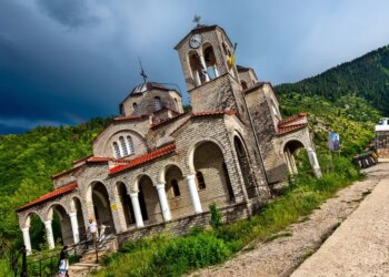 Grécia tem igreja “mais torta” que a Torre de Pisa