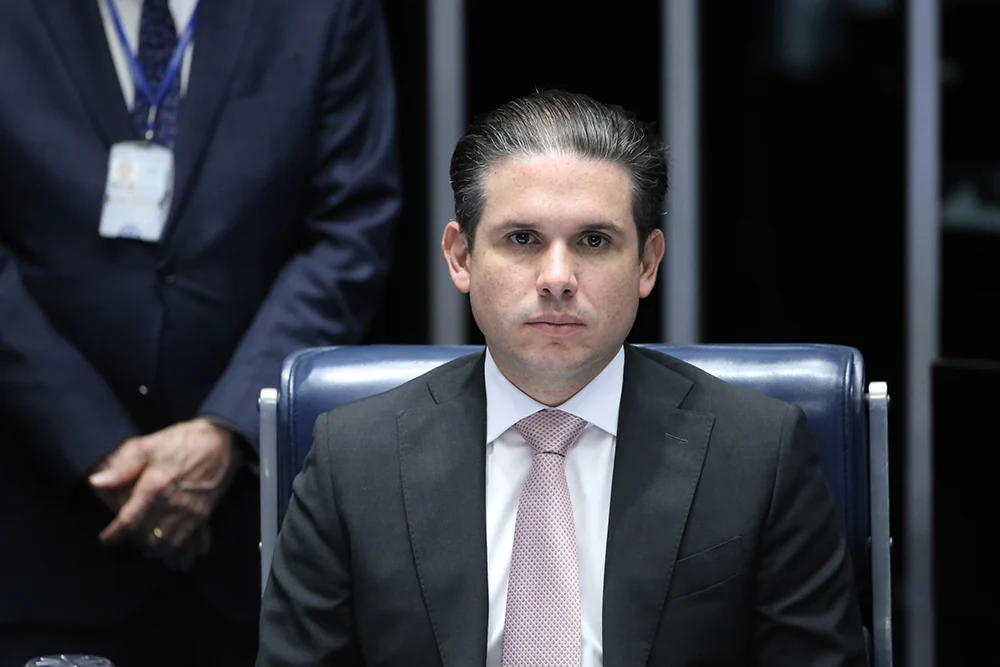 Dono do perfil Alfinetei vira réu por difamação contra Hugo Motta