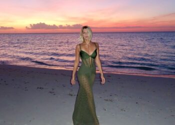 Isabella Santoni celebra o aniversário de 31 anos nas Ilhas Turcas e Caicos