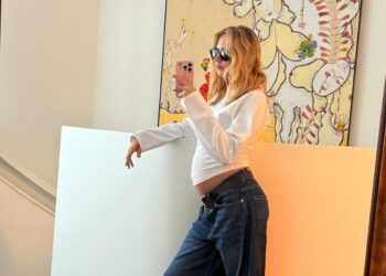 Isabella Scherer encanta ao exibir barrigão de gravidez em selfie com look básico