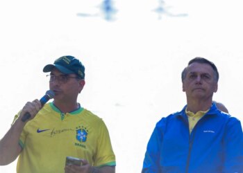 Flávio diz que, se eleito, Bolsonaro pode ocupar um cargo em seu governo