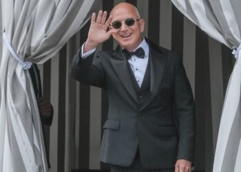 Jeff Bezos reage após polêmica sobre uso do nome “Amazônia” e promete ajuda a ativista ambiental