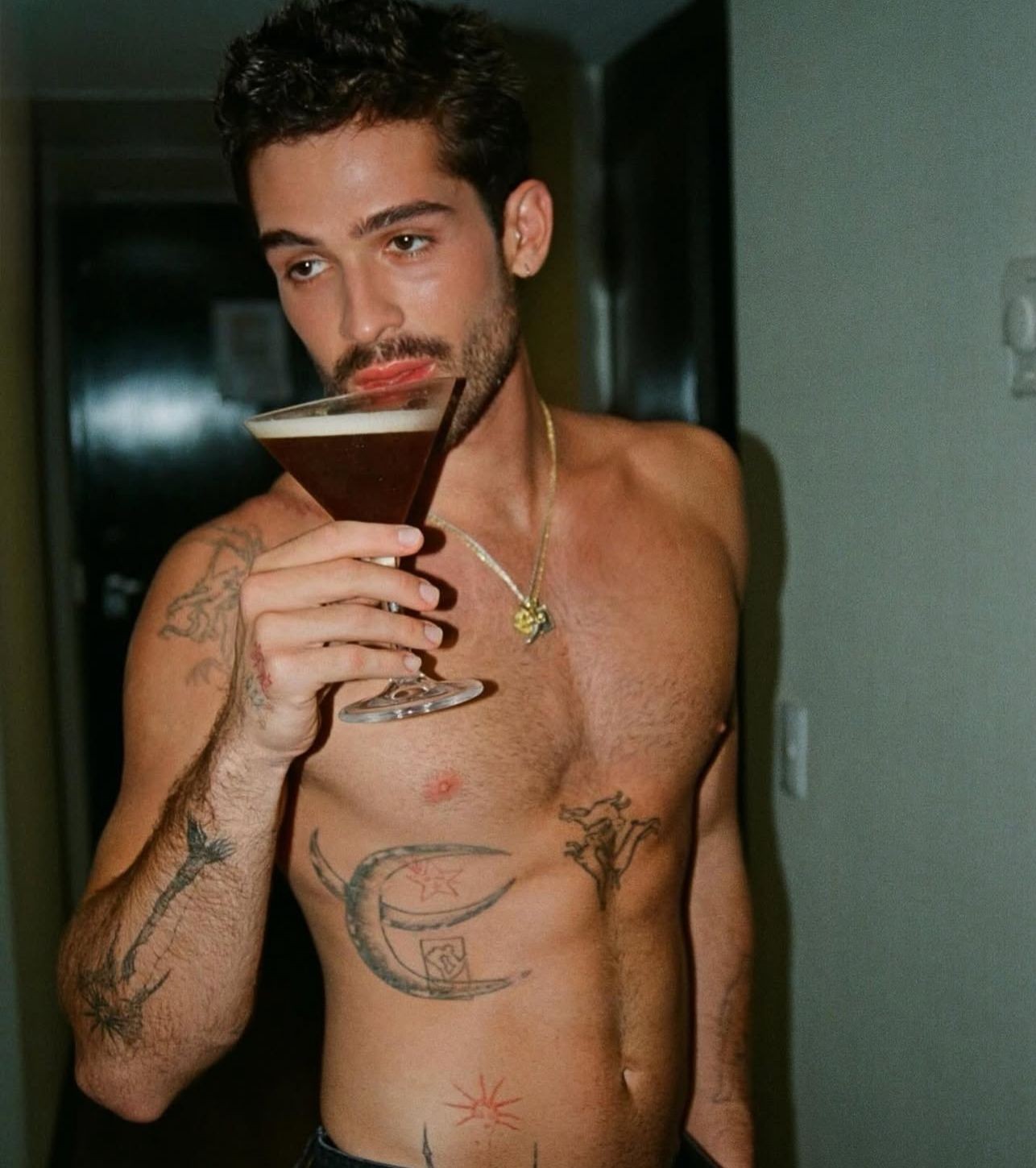 João Guilherme faz mistério ao postar novas fotos